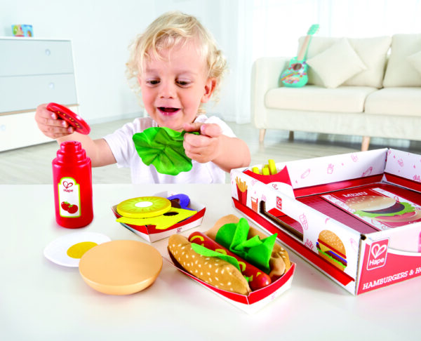 fast food set - friet - hamburger - hout - cola - speelgoed - houten speelgoed - hape - E3160 - broodje worst - peuter - kleuter - dn houten tol - de mouhoeve - boekel - winkel - child - kinder speelgoed - vanaf 3 jaar - keukentje