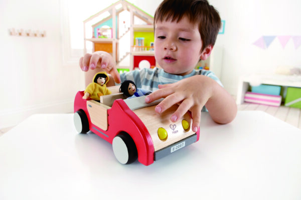 familie auto - auto - family car - hape - E3475 - speelgoed - houten speelgoed - kinder speelgoed - child - kind - peuter - kleuter - verjaardagscadeau - verjaardagskado - kado - cadeau - poppenhuis - dn houten tol - de mouthoeve - boekel - winkel