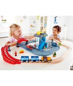 Hoofdkwartier van de noodhulpdiensten - hoofdkwartier - noodhulp - houten speelgoed - speelgoed - treinen - trein - kindertreinen - dn houten tol - hape - de mouthoeve - boekel - speelgoedwinkel - E3736 - treinrails
