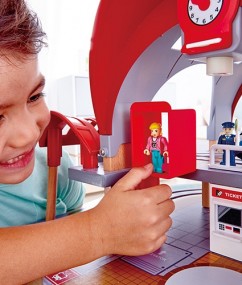 station - trein station - trein - treinen - spoorweg - speelgoed - houten speelgoed - grand city station - hape - E3725 - boekel - speelgoedwinkel - dn houten tol - de mouthoeve