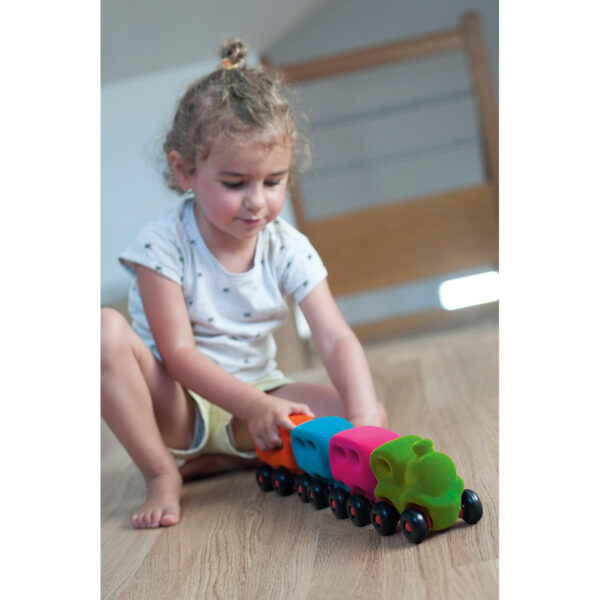 rubbabu - voertuig - baby speelgoed - rubber speelgoed - 100% natuurlijk - speelgoed - houten speelgoed - dn houten tol - de mouthoeve - boekel - shop stil speelgoed - racewagen - rood - speelgoed - zacht speelgoed - auto - groene auto - trein - wagons - rubbabu trein - gekleurde trein - baby trein - kraamcadeau