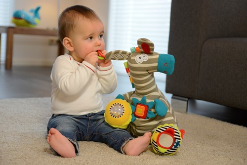 dolce toys Zebra - verjaardag - kraamcadeautje - origineel - baby - knuffel - educatief - duurzaam - activiteitenknuffel - spiegeltje - baby aap - dreumes - toys - dolce - dn houten tol - de mouthoeve - boekel - houten speelgoed - speelgoedwinkel - webshop