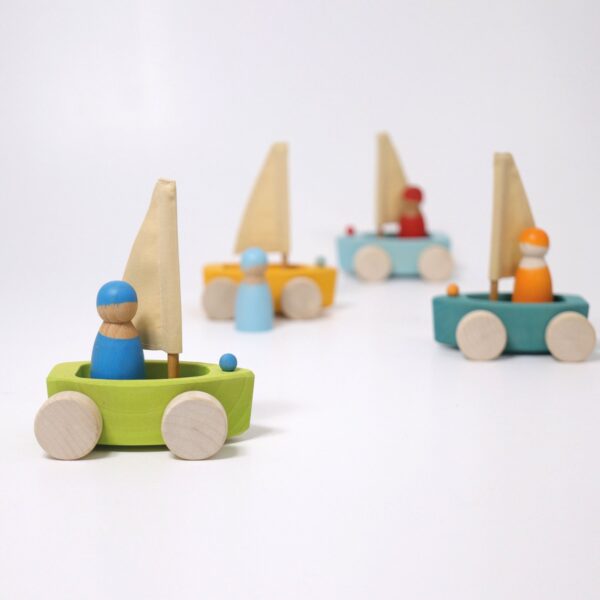 Little Land Yachts - badspeelgoed - bootjes - zeilbootjes - buitenspeelgoed - grimm's - kralen - kleurrijk - Pastel Balls - sorteren - natuurlijk - fijne motoriek - trendy - duurzaam - educatief - verantwoord - gemert - speelgoedwinkel - webshop - koop lokaal - houten speelgoed - dn houten tol - beek en donk - open end play - open eind speelgoed - open ended - scholen - bso - kinderopvang - oog- hand coördinatie