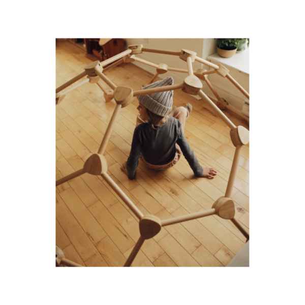 KINDERFEETS BAMBOE DOME PIKLER - Kinderfeets Houten Pikler - Schommel- en Klimboog - pikler - klimrek - houten klimrek - klimtoestel - duurzaam - educatief - motoriek - medium - driehoek - kinderfeets - triangle - trendy - verantwoord - klimmen - kinderen - scholen - kinderopvang - bso - kinderdagverblijf - gemert - koop lokaal - dn houten tol - webshop - speelgoedwinkel - inklapbaar - ontwikkeling - gym